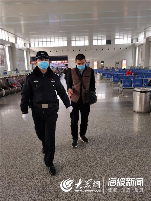 民警引导盲人过马路守护光明之路，民警细心引导盲人安全过马路的暖心瞬间