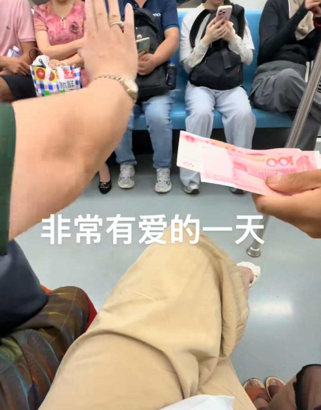 上海阿姨偶遇受伤男孩 塞给他500元